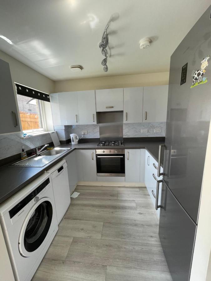 Modern 3 Bed Villa With Free Parking And Garden Close To City Center And Edinburgh Airport Екстериор снимка